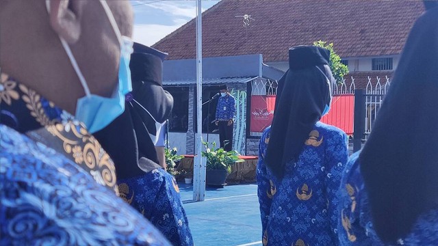 Bertindak sebagai Inspektur upacara, Kepala Rutan Magetan Eries Sugianto memimpin seluruh Pegawai untuk melaksanakan Upacara dalam Memperingati Hari Kesaktian Pancasila. Foto : Humas Rutan Magetan