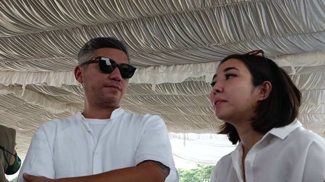Gading Marten dan Gisela Anastasia, dalam Pemakaman Farida Sabtijastuti, Tanah Kusir, Jakarta Selatan, Senin (3/10). Foto: Giovanni/kumparan