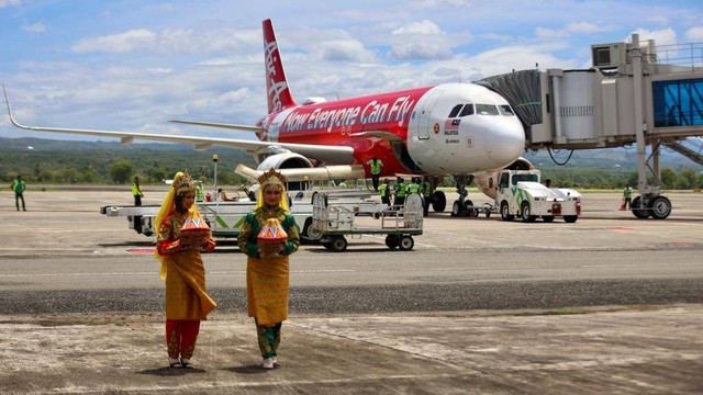 Setelah vakum selama dua tahun akibat pandemi, maskapai penerbangan AirAsia akhirnya mendarat kembali di Aceh, Senin (3/10/2022). Foto: Suparta/acehkini