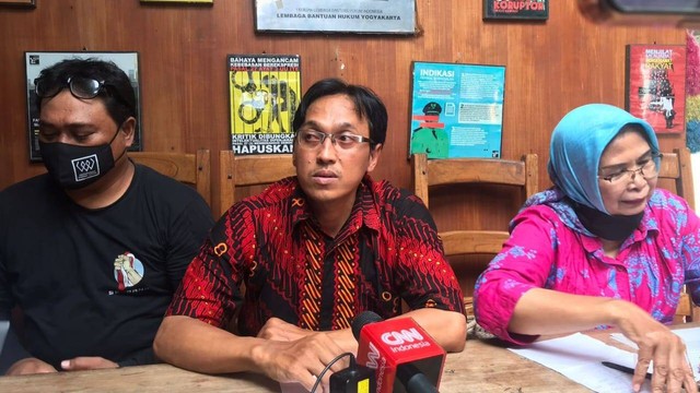 Wali Murid SMAN 1 Wates, Agung Purnomo (tengah) sedang memberikan keterangan di Kantor LBH Yogyakarta terkait dugaan intimidasi dan penyekapan yang dia alami, Senin (3/10).