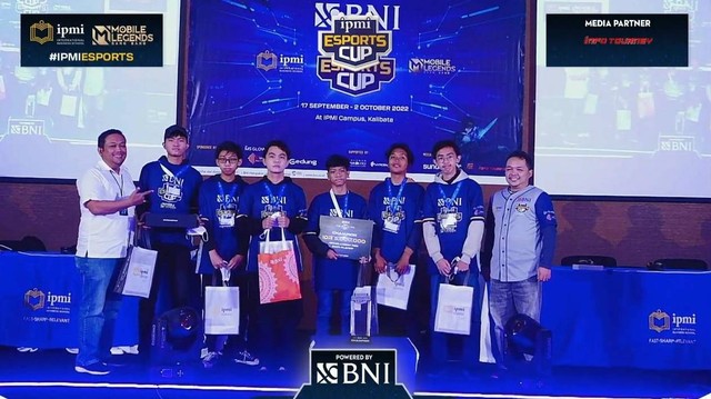 Vice President Retail Bussiness Solutions BNI Mesah Roni Ginting (paling kiri) bersama tim ALTA, juara pertama turnamen BNI-IPMI Esports Cup 2022, di Kampus IPMI Business School, Kalibata, Jakarta, Minggu, 2 Oktober 2022. (Kevin - IPMI Campus)