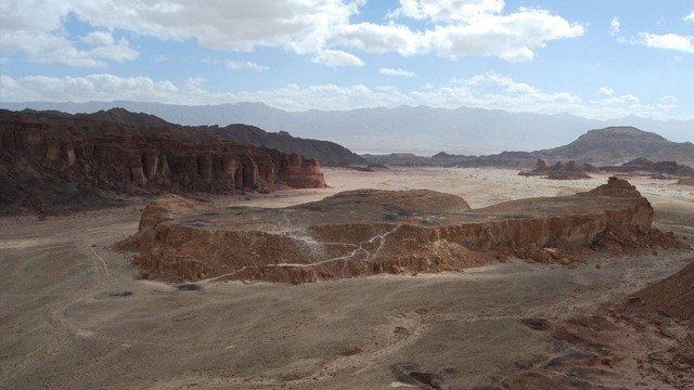 Lembah Timna di gurun Negev Israel dekat Eilat adalah lokasi pertambangan tembaga besar dan industri peleburan sekitar 3.000 tahun yang lalu. Foto: Central Timna Valley Project