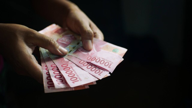 Ilustrasi Transaksi atau Uang Rupiah. Foto: Shutterstock.