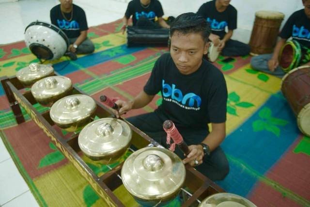 Pegiat seni belajar memanikan kelintang perunggu bersama maestro hingga guru besar di Universitas Jambi. (Foto: Istimewa)