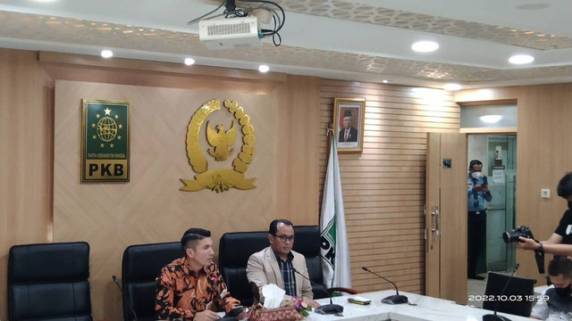 Heru Widodo dan Muhammad Khadafi di Konpers Fraksi PKB soal akan inisiasi Pansus Tragedi Kanjuruhan di DPR, Senin (3/10/2022). Foto: Dok. PKB