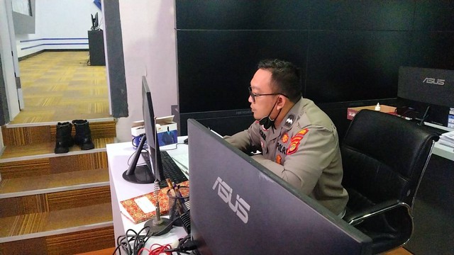 Petugas ETLE di Command Center Polresta Bandar Lampung. | Foto: Bella Sardio/Lampung Geh