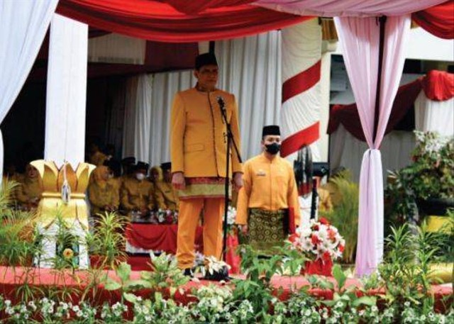 Pj. Bupati Kobar, Anang Dirjo saat upacara peringat Hari Jadi Kotawaringin Barat (Kobar) di Halaman Kantor Bupati. Foto: IST