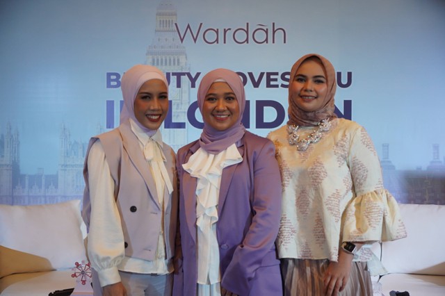 Dukung Klamby di London Fashion Week 2023, Wardah Raih Best Beauty Award, MUA Nanath Nadia, Findi Novia Wardah Group Head, dan Nadine Gaus Founder Klamby. Foto: Dok. Wardah