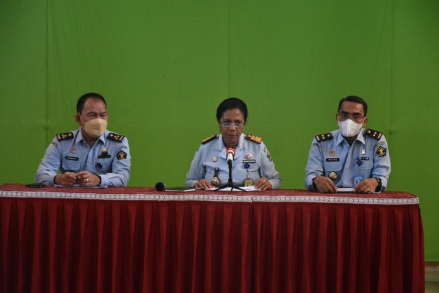 Kakanwil Kemenkumham NTT, Marciana Dominika Jone (Tengah) didampingi Kepala Divisi Pemasyarakatan, Herman Sawiran (Kiri) dan Kepala Bagian Umum, M. Wahab (Kanan) memimpin Rapat Evaluasi IKPA. Sumber Foto : Humas Kemenkumham NTT