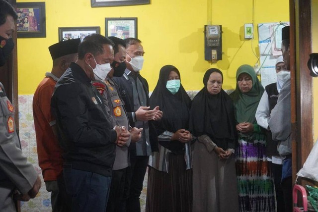 Menpora Zainudin Amali bertakziah ke rumah duka salah satu korban yang meninggal dunia dalam Tragedi Kanjuruhan di Malang, Jawa Timur, Minggu (2/10) malam.  Foto: Kemenpora RI