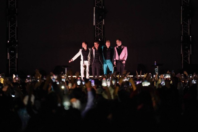 Westlife tampil di depan ribuan penonton di Candi Prambanan tanpa lighting dan LED screen. Foto: Rajawali Indonesia