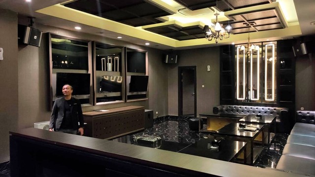 Salah satu ruang Party yang digunakan untuk kebersamaan di Executive Karaoke. FOTO: Agung Santoso