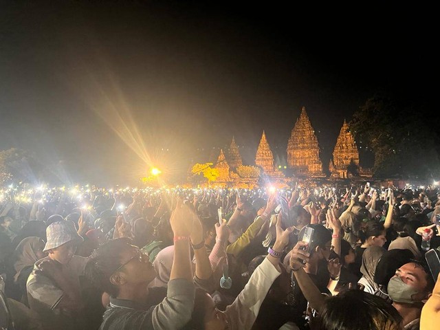 Ribuan penonton Westlife sedang bernyanyi bersama dengan latar belakang Candi Prambanan. Foto: ES Putra