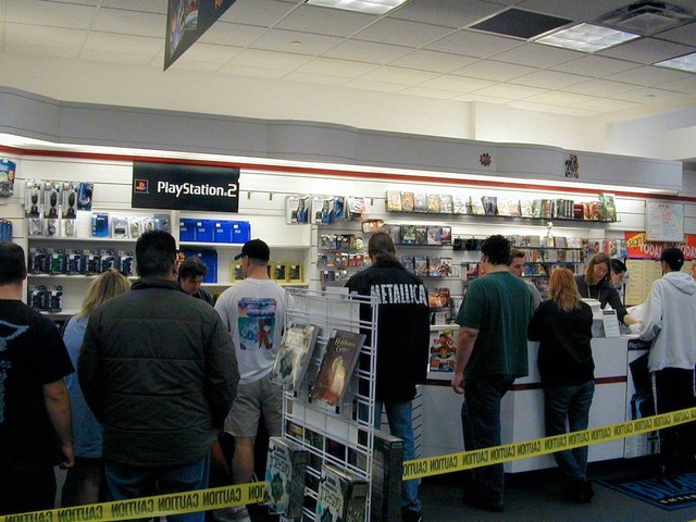 Penggemar game yang sedang mengantri untuk membeli PlayStation 2. Foto: eBaum's WORLD