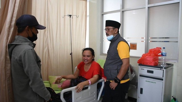 Ketua DPRD Indramayu, Syaefudin, menjenguk Rasminah yang dirawat di RSUD Indramayu. Foto: Tomi Indra/Ciremaitoday