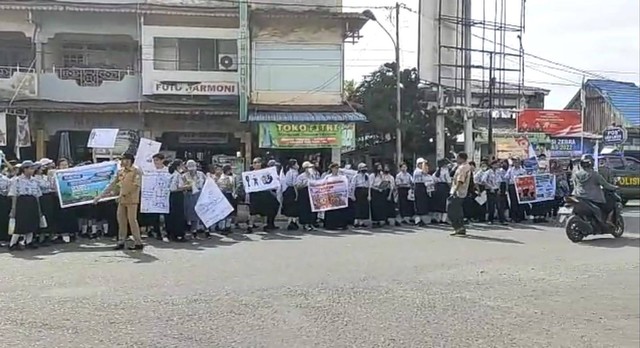 Ratusan pelajar di Sungai Pinyuh menggelar aksi turun di jalan untuk memerangi narkoba. Foto: M Zain/Hi!Pontianak