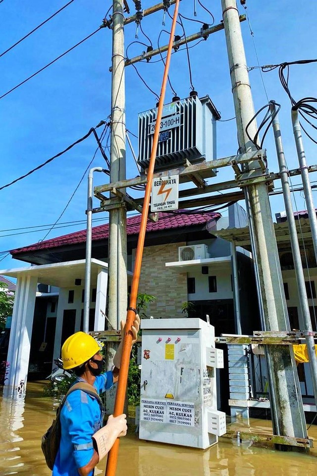 Petugas PLN saat musim hujan tiba. Foto: Dok. PLN