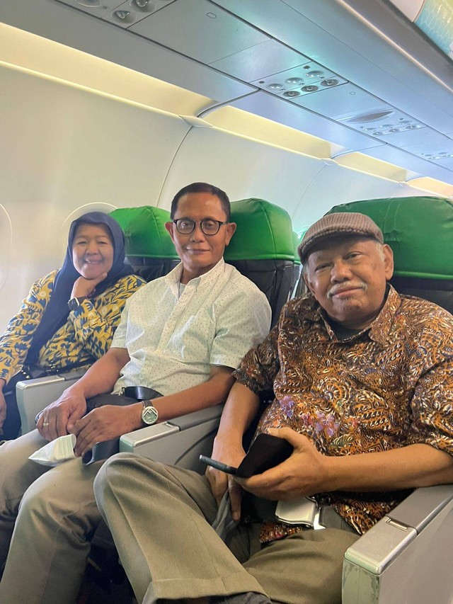 Foto Terakhir Almarhum Prof Azyumardi Azra dalam keadaan sehat sebelum penerbangan ke Malaysia. Satu row dengan Prof Budi Agustono dan Istri.