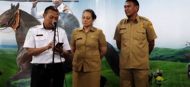 Keterangan foto:Kepala Biro Setda Provinsi NTT, Prisilia Parera didampingi Kepala BMKG Lasiana Kupang Rahmattuloh Adji dan Kadis Pertanian Provinsi NTT, Lecky F Koli saat memberikan keterangan pers.