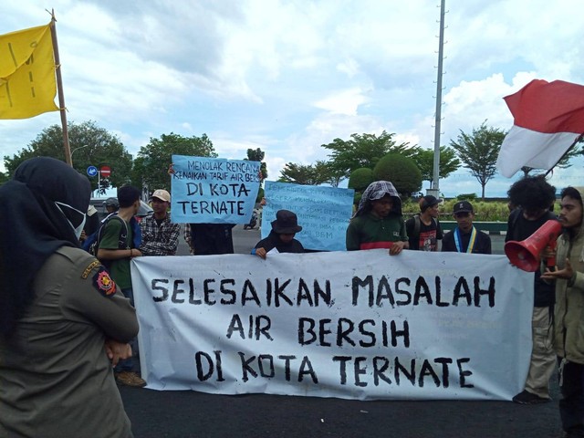 Pergerakan Mahasiswa Islam Indonesia Cabang Ternate menggelar aksi demonstrasi di depan Kantor Wali Kota Ternate. Foto: Sansul Sardi/cermat