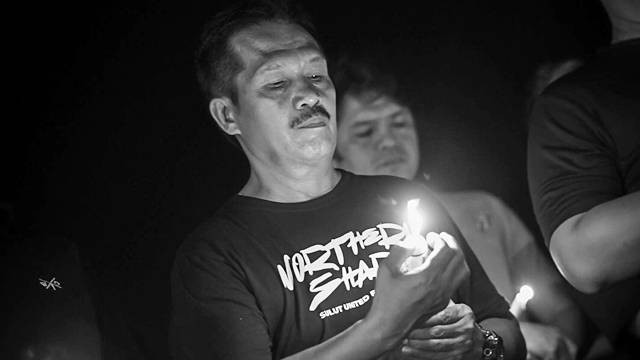 Pelatih Sulut United FC, Jaya Hartono, hadir dalam pemasangan lilin dan doa bersama untuk korban tragedi di Kanjuruhan Malang. (foto: sulut united)