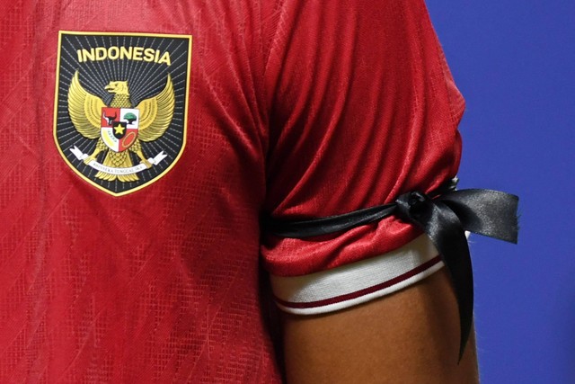 Pita hitam terpasang pada lengan jersey Tim Nasional U-17 Indonesia sebagai tanda duka cita untuk para korban Tragedi Stadion Kanjuruhan Malang sebelum pertandingan melawan Tim Nasional U-17 Guam dalam laga Grup B Kualifikasi Piala Asia U-17 2023. Foto: Aditya Pradana Putra/ANTARA FOTO