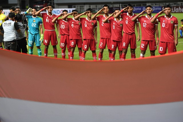 Sejumlah punggawa Tim Nasional U-17 Indonesia melakukan hormat ke bendera Merah Putih saat lagu Indonesia raya berkumandang sebelum pertandingan melawan Tim Nasional U-17 Guam dalam laga Grup B Kualifikasi Piala Asia U-17 2023 di Stadion Pakansari. Foto: Aditya Pradana Putra/ANTARA FOTO
