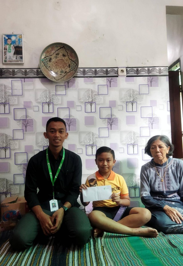 Tim Dompet Dhuafa Jawa Timur berkunjung untuk menyalurkan santunan hari ini, Senin (3/10/2022). Tampak jelas kesedihan di wajah Alfiansyah dan keluarga. Dok. DD Jatim