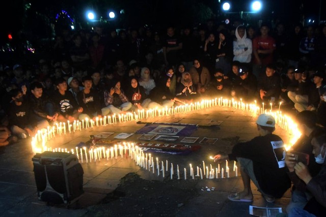 Penyalaan 1.001 lilin dan berdoa bersama oleh suporter Persekat Tegal di depan GBN Slawi, Senin (3/10/2022) malam. (Panji P Adhi/PanturaPost.com)