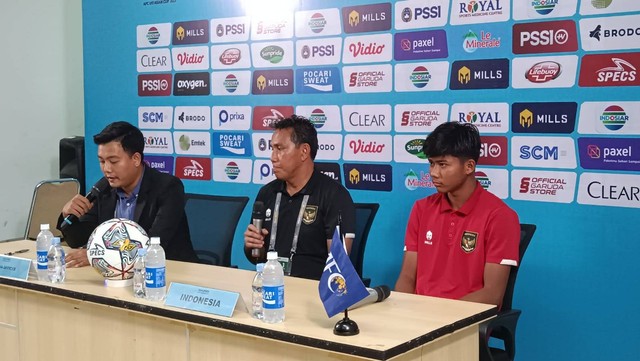 Bima Sakti saat konferensi pers usai laga lawan Guam. Foto: Jodi Hermawan/kumparan