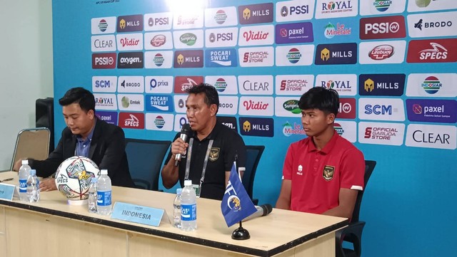 Bima Sakti saat konferensi pers usai laga lawan Guam. Foto: Jodi Hermawan/kumparan