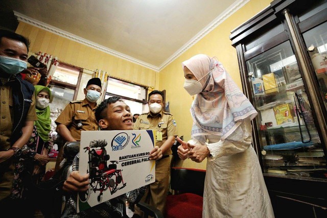 Ketua RBM Kota Bandung Sekaligus Istri Wali Kota Bandung, Kang Yana Mulyana, mengunjungi Zulfan Hariadi di Kecamatan Buah Batu, Kota bandung, Senin, (03/10/2022)