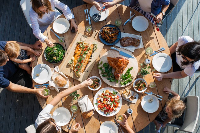 Ilustrasi Rekomendasi Tempat Makan di PIK. Foto: Unsplash/Luisa Brimble.