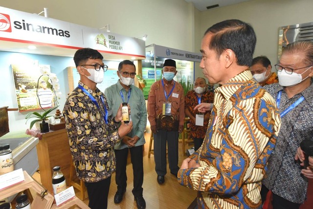 Presiden Joko Widodo mengunjungi stand madu produk UMKM Binaan Asia Pulp & Paper Sinar Mas, di Smesco. Foto: APP Sinar Mas 