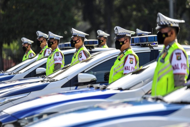 Petugas kepolisian mengikuti apel gelar pasukan pengamanan The 8th G20 Parliamentary Speakers Summit (P20) di Mapolda Metro Jaya, Jakarta, Selasa (4/10/2022). Foto: Hafidz Mubarak A/ANTARA FOTO
