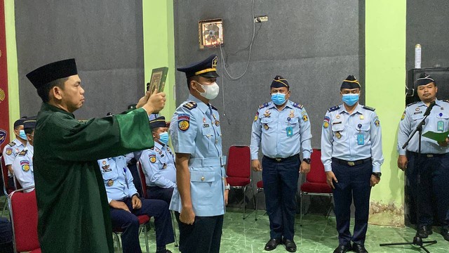 Pengambilan sumpah Bpk. Surya Buana Adha dihadapan saksi dan Rohaniawan. dok Humas LPN Samarinda