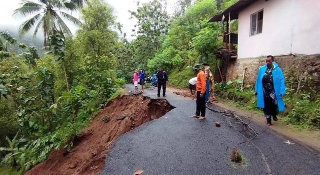 Hujan Deras di Pacitan Akibatkan 39 Rumah Rusak dan 10 Jalan Ambles