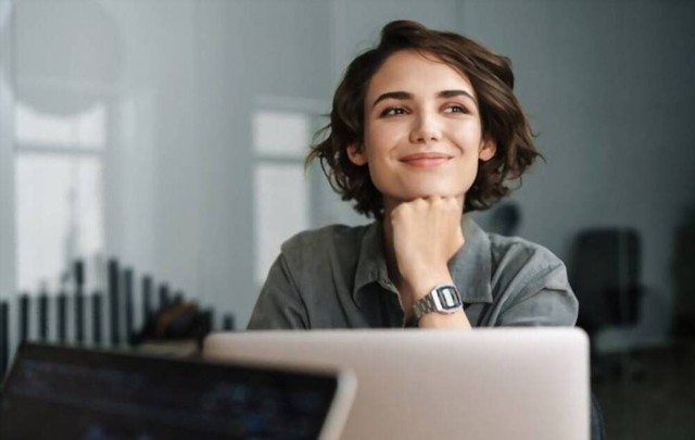 Ilustrasi Wanita Pekerja. Foto: Shutterstock/Dean Drobot