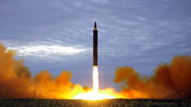 Pemerintah Korea Utara uji coba rudal jarak menengah Hwasong-12 di Pyongyang, Korea Utara. Foto: Kantor Berita Pusat Korea/Layanan Berita Korea via AP