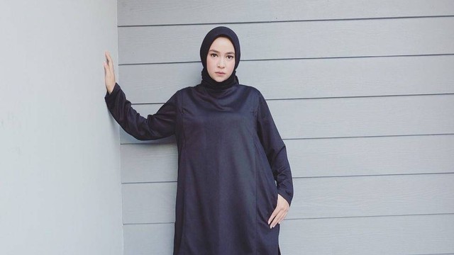 Style outfit hijab ala Aryani Fitri. Foto: Instagram.com/aryanifitriana24