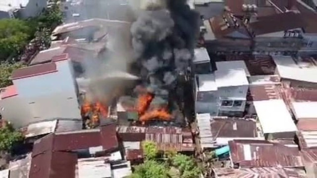 Kebakaran kantor kelurahan dan sejumlah rumah di Makassar, Selasa (4/10/2022). Foto: Dok. Istimewa
