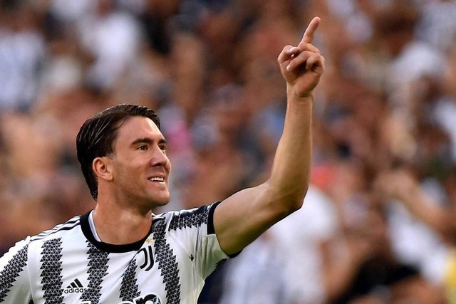 Pemain Juventus Dusan Vlahovic merayakan gol pertama mereka saat hadapi AS Roma di Allianz Stadium, Turin, Italia, Sabtu (27/8/2022). Foto: Massimo Pinca/REUTERS