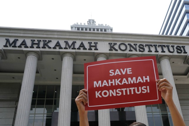 Aktivis yang tergabung dalam Masyarakat Madani melakukan aksi di depan Gedung Mahkamah Konstitusi, Jakarta, Selasa (4/10/2022). Foto: Jamal Ramadhan/kumparan