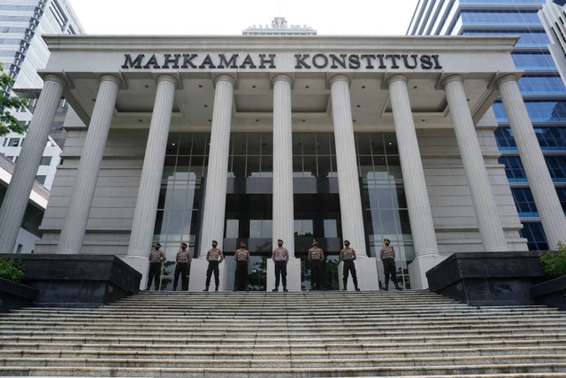 Aktivis yang tergabung dalam Masyarakat Madani melakukan aksi di depan Gedung Mahkamah Konstitusi, Jakarta, Selasa (4/10/2022). Foto: Jamal Ramadhan/kumparan