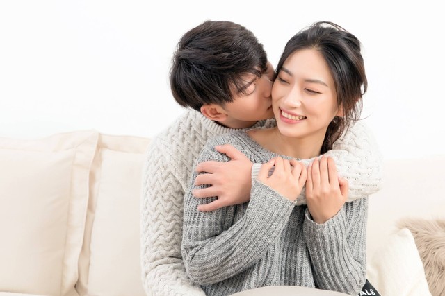 Ilustrasi pasangan suami istri bahagia. Foto: zhang tianle/Shutterstock