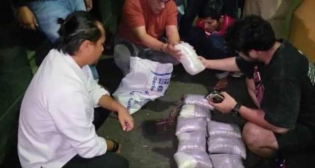 Polisi menangkap Anto, kurir narkoba bersama barang bukti satu karung pil ekstasi. (Foto: dok. Polisi)