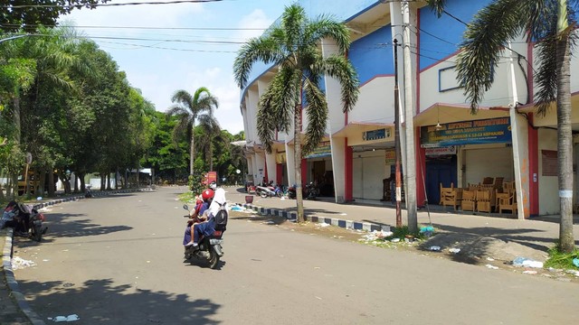 Penelusuran reporter di sekitar pintu gate 3 Stadion Kanjuruhan Malang, Selasa (4/10/2022). Tidak ada sosok penjual dawet, hanya deretan toko mebel. Foto/Azmy