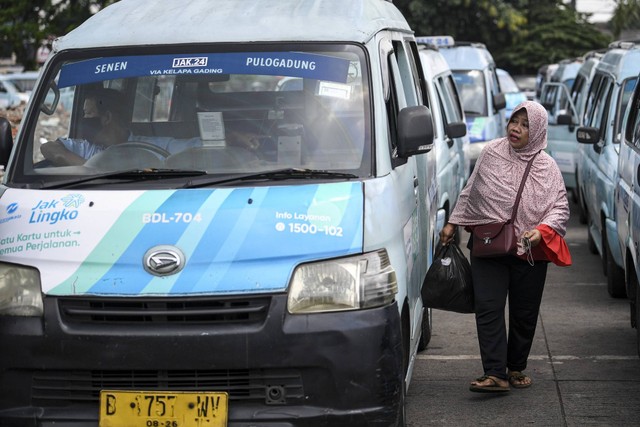 Calon penumpang bersiap menaiki angkutan kota Mikrotrans di Terminal Pulo Gadung, Jakarta, Selasa (4/10/2022).  Foto: M Risyal Hidayat/ANTARA FOTO