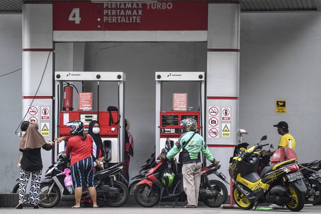 Petugas mengisi bahan bakar minyak (BBM) pengendara motor di SPBU Jakarta, Selasa (4/10/2022). Foto: M Risyal Hidayat/ANTARA FOTO