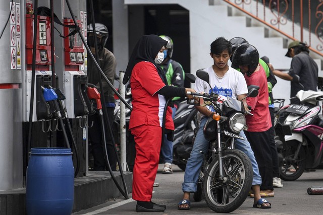 Petugas mengisi bahan bakar minyak (BBM) pengendara motor di SPBU Jakarta, Selasa (4/10/2022). Foto: M Risyal Hidayat/ANTARA FOTO